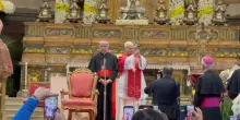 Napoli, il Papa mostra e bacia l&rsquo;ampolla con il sangue di San Gennaro