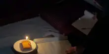 A Gaza City si studia nelle tende alla luce delle candele