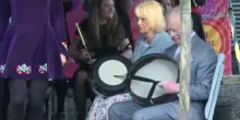 Re Carlo e la regina Camilla visitano a sorpresa l&rsquo;Irlanda del Nord