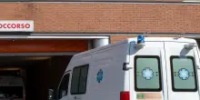 Tragedia in Italia, uomo travolto e ucciso: investito due volte dal furgone in manovra