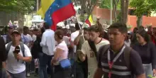 Venezuela, corteo all&rsquo;ambasciata Usa per chiedere elezioni libere