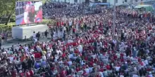 Migliaia in piazza a Oslo per festeggiare la vittoria della Norvegia