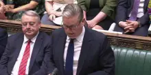 L&rsquo;addio di Starmer ai parlamentari britannici tra gli applausi