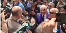 Cori e applausi: l'arrivo di Rocco Commisso a Firenze e l'entusiasmo dei tifosi