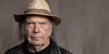 Neil Young compie 80 anni: una leggenda senza tempo della musica rock