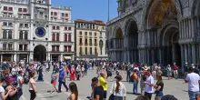 Scambiata per borseggiatrice, presa a calci da turisti. L'assalto dopo il grido "pickpocket"