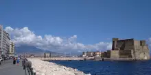 Napoli, cadavere di un uomo tra gli scogli del Lungomare