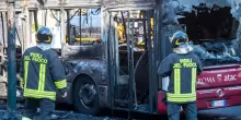 Bus a fuoco a Roma, fiamme partite dalla parte superiore. Danneggiato un palazzo: nessun ferito