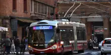 Bologna: autista di autobus morso all'orecchio da passeggero, in fuga l'aggressore
