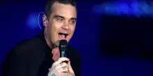 Robbie Williams commuove parlando della malattia dei genitori: “Non sono pronto per questo”