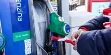 Inventa un sistema per far benzina gratis, scoperto dalla Polstrada