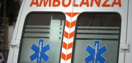 Un 14enne trovato in strada a Milano ferito da colpi d'arma da taglio