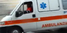 Bimbo di un anno e mezzo travolto dall'auto della nonna nel cortile di casa: muore in ospedale
