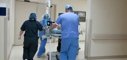 Aggressioni a medici e infermieri: nel 2025 picchiati o minacciati oltre 23mila operatori