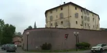 Fuoco dal materasso in cella, il fumo lo uccide