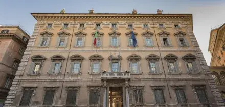 Corte dei conti, oggetti di lusso e viaggi pagati con i fondi per migranti