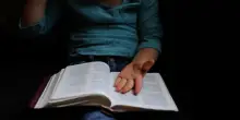 Leggere per piacere riduce il rischio di demenza fino a un terzo: lo studio