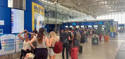 Trasporto aereo, scioperi confermati. Salvini: "Sindacati anti-italiani, assurdo durante Olimpiadi"