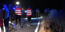 Fuggono al posto di blocco e si schiantano, muore un 16enne