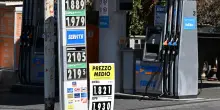 Rincaro carburanti: gasolio a 2,5 euro in autostrada per la crisi in Iran, le accuse di speculazione