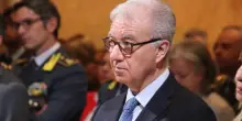 Tentativi di truffa a imprenditori con falsi WhatsApp di Mantovano, lui denuncia