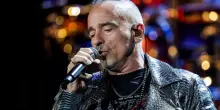 Operazione alle corde vocali per Eros Ramazzotti: stop al tour mondiale, concerti rinviati al 2027