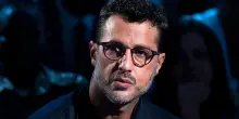 Fabrizio Corona aggredito e rapinato sotto casa sua a Milano, l'avvocato: "Parlavano calabrese"