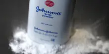 Johnson&Johnson chiude l'accordo: 5,5 mld di risarcimento per le cause sul talco