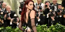 Dua Lipa fa causa alla Samsung negli Usa: "Utilizza mie foto per vendere tv"