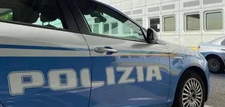 Nuda in strada minaccia passante con coltello, bloccata con il taser e portata in ospedale