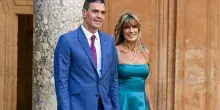 Spagna, a processo la moglie del premier Pedro Sanchez: ritirato il passaporto