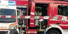 Bambina di sette mesi salvata dai vigili del fuoco, piangeva accanto alla nonna morta