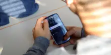Studente sorpreso con lo smartphone durante la Maturit&agrave;: sospeso dall&rsquo;esame e bocciato