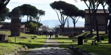 Ragazze di 16 anni rapinate mentre rientrano a casa, una di loro viene stuprata. Fermato un 29enne