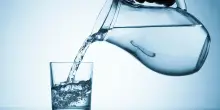 Caldo torrido, l&rsquo;acqua fredda fa male? Meglio liscia o frizzante? I consigli per idratarsi al meglio