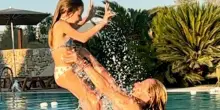 Per Giorgia Meloni qualche giorno di vacanza alla Maddalena insieme alla figlia Ginevra