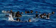 Migranti, in 27 sbarcano a Lampedusa, e in 50 salvati dalla nave di Banksy