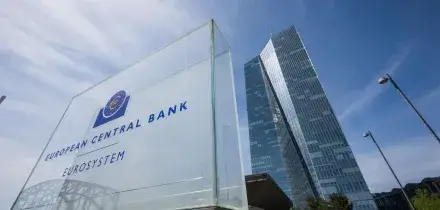 La guerra agita i mercati, Bce verso una stretta sui tassi. Giorgetti: "Sarebbe grave"