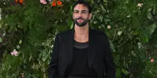 Marco Mengoni incanta lo stadio Olimpico e si commuove ricordando la mamma