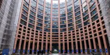 Muro europeo contro le auto cinesi: l'Ue valuta il tetto all'import delle ibride