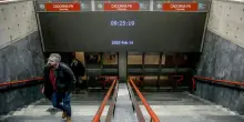 Molestate in metro da gruppo di ragazzi, vigilante interviene ed estrae la pistola: sospeso da Atm