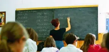 Scuola, ok al decreto: tetto del 30% agli stranieri nelle prime classi e burqa vietato