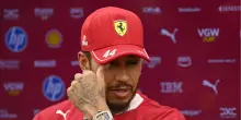 Hamilton a Elkann: “Parlo poco, ma penso sempre alla Ferrari. La concentrazione non manca mai"