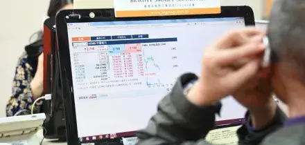 Hong Kong apre in calo - 2,65%. Il petrolio oltrepassa 112 dollari al barile