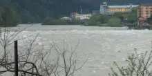 Si tuffano nel fiume per salvare una ragazza, morti il padre e lo zio