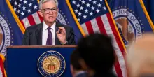 La Federal Reserve lascia i tassi invariati. Powell: "Aspettiamo l'impatto dei dazi prima di agire"