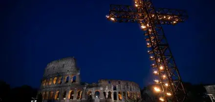 Papa Leone XIV, stasera Via Crucis al Colosseo: "Chi decide le guerre ne risponder&agrave; davanti a Dio"