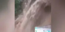 India, le cascate diventano una valanga d’acqua travolgente dopo le piogge. Video