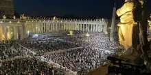 Conclave, fedeli in piazza San Pietro per l'esito del primo voto: la fumata è nera