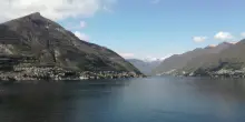 Si tuffa e salva i figli piccoli e non riemerge: uomo disperso nel lago di Como